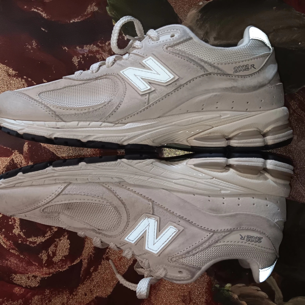 Mens Size 8 New Balance Cream Athletic Shoes
